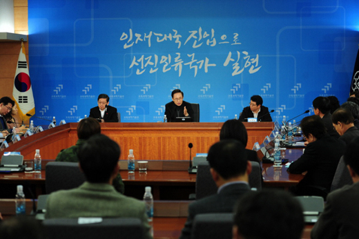 이명박 대통령이 14일 서울 세종로 정부중앙청사에서 이주호 교육과학기술부 장관의 ‘2012년 교육과학기술부 업무보고’를 들은 후 마무리 발언을 하고 있다. (사진=청와대)