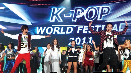 이달 초 경남 창원에서는 K-POP을 부르며 경연하는 ‘2011 K팝 월드 페스티벌’이 열렸다. 참가자들은 전세계 16개국에서 온 외국인들. 대상을 차지한 카자흐스탄팀이 앙코르 무대에서 그룹 샤이니의 ‘링딩동’을 부르고 있다. 