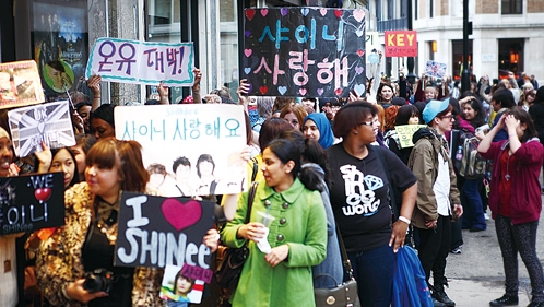 지난 11월 3일 제6회 런던한국영화제 개막에 맞춰 아이돌 그룹 샤이니의 공연이 펼쳐진 런던 오데온 웨스트엔드 극장 앞. 샤이니의 현재 팬들이 설레는 표정으로 공연을 기다리고 있다. 