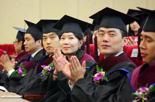 2월 22일 건국대학교 법학관 국제회의장에서 열린 법학전문대학원 졸업식에 제1기 법학전문석사들이 학위를 받고 박수치고 있다. 사진은 기사 내용과는 무관(사진=저작권자 (c) 연합뉴스. 무단전재-재배포금지)