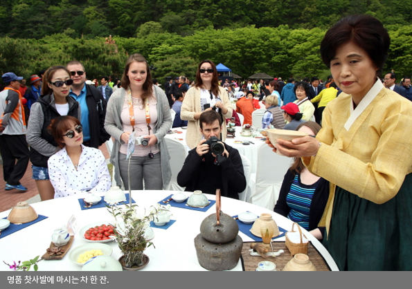 명품 찻사발에 마시는 차 한 잔