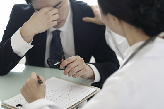 공황장애로 상담받고 있는 남성.