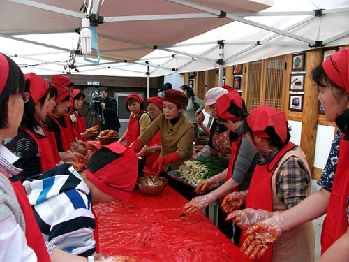 전주한옥마을을 찾은 일본인 관광객들이 마당에 모여 김장체험을 하고 있다. 