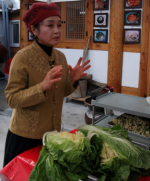 김치 요리 전문가 김명옥 원장이 외국인들에게 김치 만드는 방법을 설명하고 있다. 