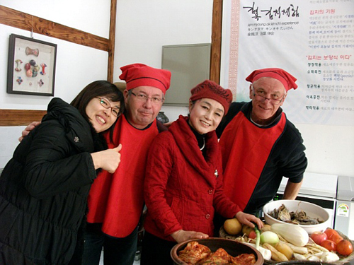 호주에서 한옥마을을 찾은 관광객들이 김치체험이 재미있었다며 기념사진을 찍고 있다. 