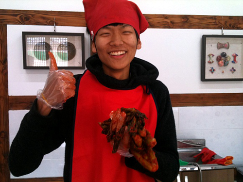 김장체험에 참가한 외국인 관광객이 자신이 만든 김치를 선보이고 있다. 