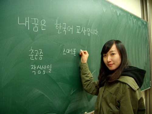 시간이 날 때면 빈 강의실에서 한국어 강의 준비를 하며 자신의 꿈인 한국어 교사를 준비하고 있다는 중국 유학생 교로씨.