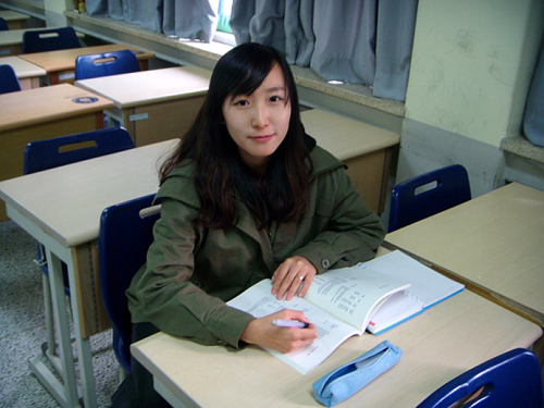 쉬는 시간에는 한국어 시집과 소설책을 읽으며 한국어 공부에 매진한다는 교로씨.