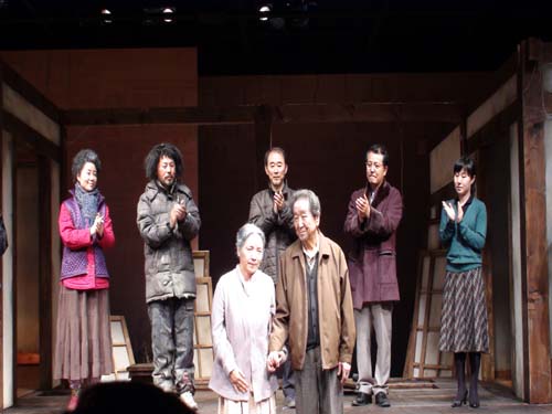 장오역을 맡은 87세 원로배우 장민호(앞줄 우)와 이순역을 맡은 박혜진이 커튼콜을 하고 있다