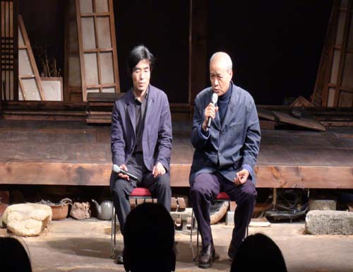 손진책 연출가(우)와 배삼식 작가(좌)가 관객과의 대화를 진행하고 있다