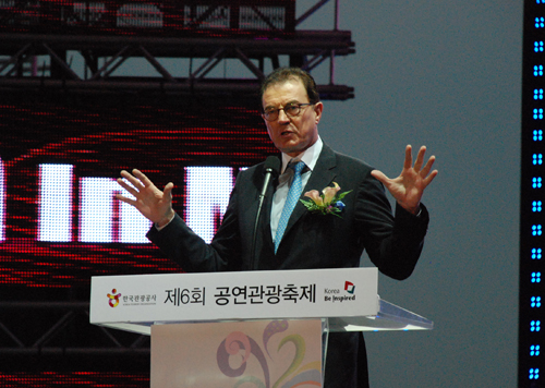 이참 한국관광공사 사장이 ‘2011 Korea in Motion Festival’ 개막 축하사를 하고 있다.
