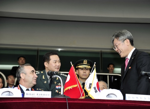 니하트 퀵맨 터키 국방차관과 이재명 성남시장이 인사를 나누고 있다.