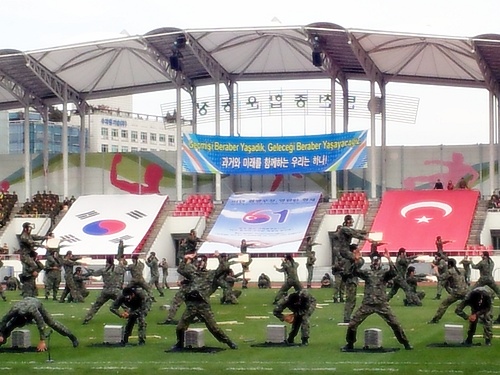 수천명의 특전사 부대원들이 수준높은 무술 시범을 연달아 선보여 참석한 관람객들의 환호를 받았다.