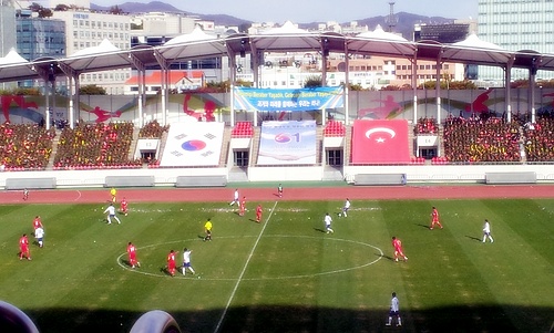 전승행사와 더불어 진행된 양국 대표 선수단의 축구 경기는 치열하게 진행되었다. 결국 양팀 모두 4:4의 득점을 얻어 경기 종료까지 아름다운 모습을 보여주었다.