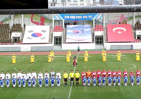 터키 국민들은 2002년 월드컵 당시 우리나라 국민이 보내준 열렬한 지지와 환호를 아직까지 기억한다고 했다. 금일 진행된 축구 경기에서도 양국은 돈독한 우애를 드러내며 경기에 임했다.