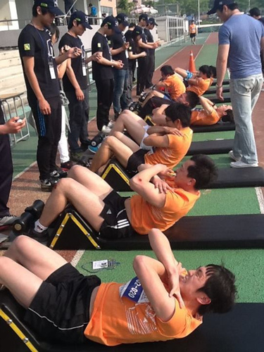 체력테스트 종목은 1.6km 달리기, 턱걸이, 윗몸일으키기로 쉬는 시간 없이 순차적으로 진행되기 때문에 체력에 자신있다는 지원자들도 가쁜 숨을 몰아쉬기 바쁘다. 죽을 힘을 다해 윗몸일으키기 중인 지원자가 인상깊다.