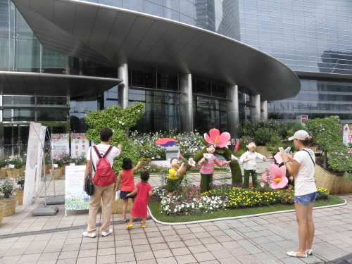 서울 코엑스 동쪽 광장에 마련된 무궁화 전시장에는 가족단위 관람객들이 많이 찾았다.