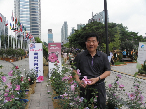박형순 산림청 산림과학원 박형순 기술자문위원이 자신이 개발한 신품종 무궁화 앞에서 포즈를 취하고 있다. 그의 무궁화 사랑과 열정은 대단해 보였다.
