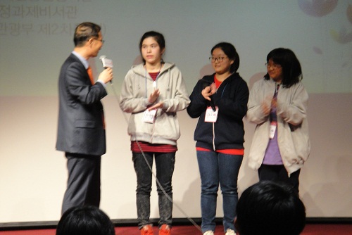 이번 미소캠프에 참석한 김용환 문화부 차관이 직접 학생들과 이야기하고 있다. 사진 왼 편에 서있는 옥세라 양은 "이 곳에서 만난 새로운 친구가 마음에 든다"며 김용환 차관의 질문에 대답했다.