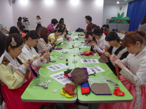 설을 맞아 한복놀이단 회원들이 한복을 곱게 차려입고 국립민속박물관에서 손가방, 복주머니 등을 손수 만들고 있다.