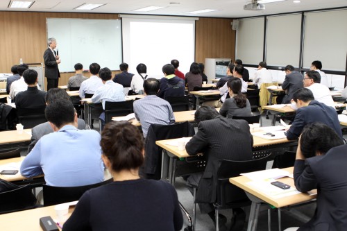 자영업자 실업급여 수급자는 직업훈련과 전직지원 서비스도 받을 수 있다.