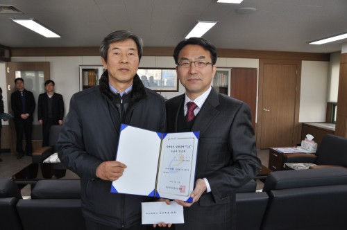 지난 2월 21일 부산고용센터에서 신용길씨가 자영업자 실업급여 1호 수급자로 선정돼 인증서를 받고 있다. <사진=고용노동부>