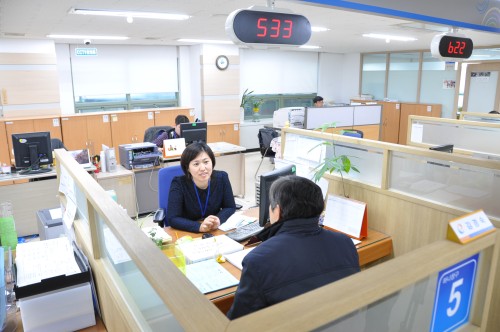 신용길씨가 실업급여 담당자로부터 상담을 받고 있다. <사진=고용노동부>
