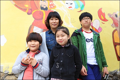 동피랑이 재개발되기않고 서민들의 삶의 모습을 느낄 수 있어서 좋다는 김영숙씨 가족 