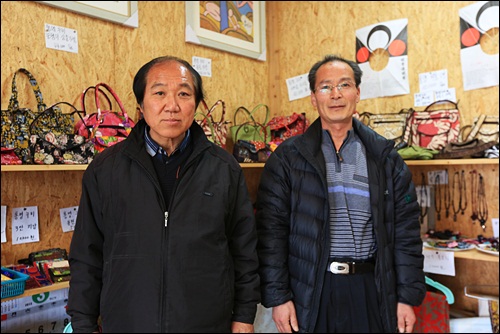 『동피랑 사람들』 주민협의회위원장 김상용(63)씨, 총무 백영현(49)씨 