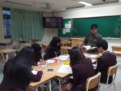 영어 수업이 이뤄지고 있는 1학년 교실의 모습. 모둠 수업 형태로 앉아 멘토 교사의 설명에 집중하는 학생들의 모습이 사뭇 진지해 보였다.