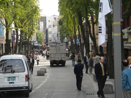 종로구 인사동은 차 없는 거리로 지정됐지만 아직도 많은 차들이 통행하고 있다.