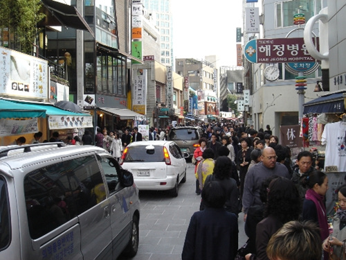 좁은 골목길까지 들어온 많은 차량들 탓에 놀러온 시민들은 매연과 소음으로 피해를 봤다. 잠깐 부주의하면 사고날까 무섭기도 했다.