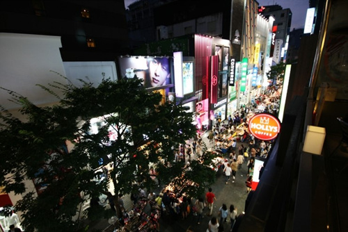 연말, 연예인의 팬사인회 등이 열리는 날이면 명동은 사람들이 더 많아진다.