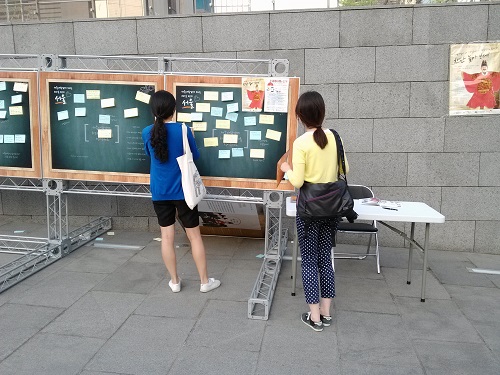 유동인구가 많은 광화문 광장이라서 많은 사람들이 발길을 멈추고 현장을 둘러보고 있었다. 