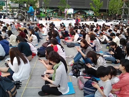 2000명이 넘는 사람들이 참가했던 받아쓰기 대회 현장. 지하철에서 흔히 볼 수 있는 모습이 펼쳐졌다.