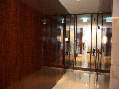 진한 갈색으로 호텔 복도를 지나면서도 멋스러움을 느낄 수 있다.