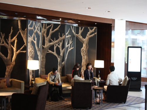 웨스틴 조선호텔은 다양한 표현방법으로 우리의 전통미를 살린 한국적 실내공간이다.