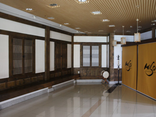 정동극장의 공연장 로비로 한옥집 마당에 있는 것 같은 분위기를 연출한다.
