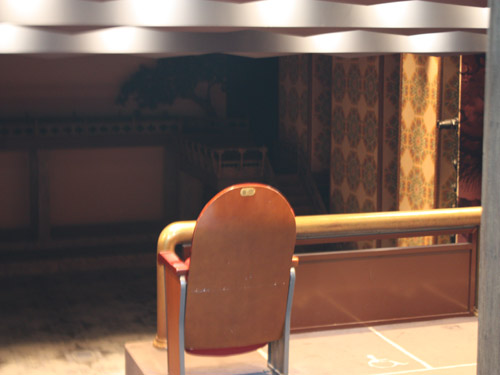 정동극장 공연장 실내 벽면과 의자에서도 전통적인 분위기를 엿볼 수 있다.