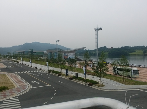 <사진에 보이는 건물을 기준으로 제일 왼쪽부터 차례대로 보트하우스, 마리나센터, 그랜드 스탠드의 모습이다. 넓은 경기장 내부와 주차공간은역대 최대 규모의 대회라는 성격에 맞게 많은 수의 관람객을 수용할수 있도록 조성되었다.>