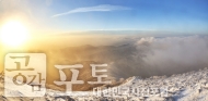 충북 단양과 경북 풍기 사이에 위치한 소백산 비로봉은 겨울 설산 트레킹 여행의 성지로 꼽히고 있다. 일출을 보며 새해 소망을 빌어본다. 