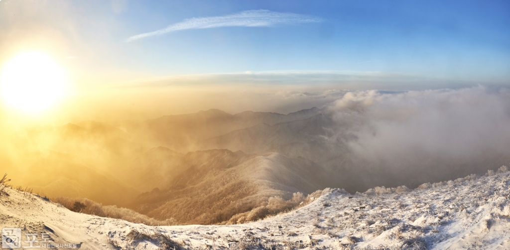 충북 단양과 경북 풍기 사이에 위치한 소백산 비로봉은 겨울 설산 트레킹 여행의 성지로 꼽히고 있다. 일출을 보며 새해 소망을 빌어본다. 