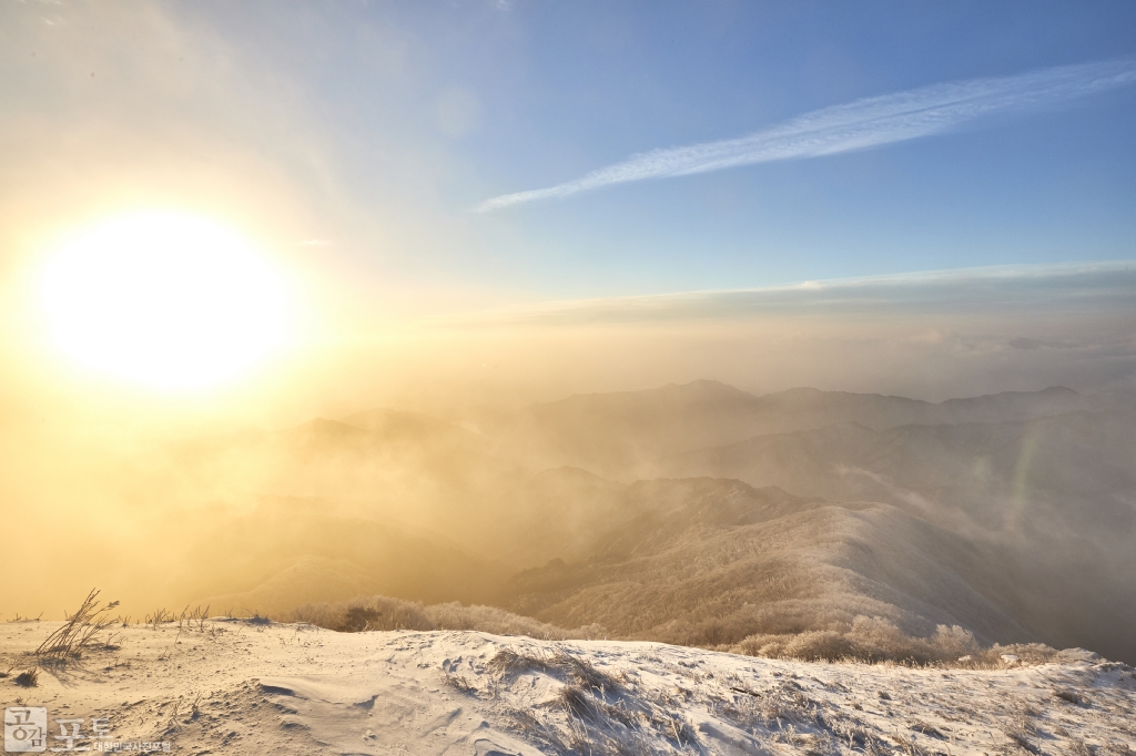 충북 단양과 경북 풍기 사이에 위치한 소백산 비로봉은 겨울 설산 트레킹의 성지로 꼽히고 있다. 찬란한 아침 해가 비로봉을 비춘다. 