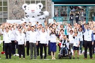 문재인 대통령과 참석자들이 7월 24일 오후 평창 알펜시아 리조트에서 열린 'G-200, 2018 평창을 준비하는 사람들' 평창 동계올림픽·패럴림픽 성공 다짐대회를 마치고 드론을 이용한 홍보영상을 촬영하고 있다.