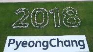 문재인 대통령과 참석자들이 7월 24일 오후 평창 알펜시아 리조트에서 열린 'G-200, 2018 평창을 준비하는 사람들' 평창 동계올림픽·패럴림픽 성공 다짐대회를 마치고 드론을 이용한 홍보영상을 촬영하고 있다. 