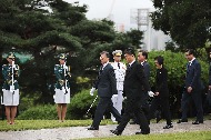 문재인 대통령이 광복절인 8월 15일 오전 서울 용산구 백범 김구 선생의 묘역을 참배하기 위해 발걸음을 옮기고 있다.