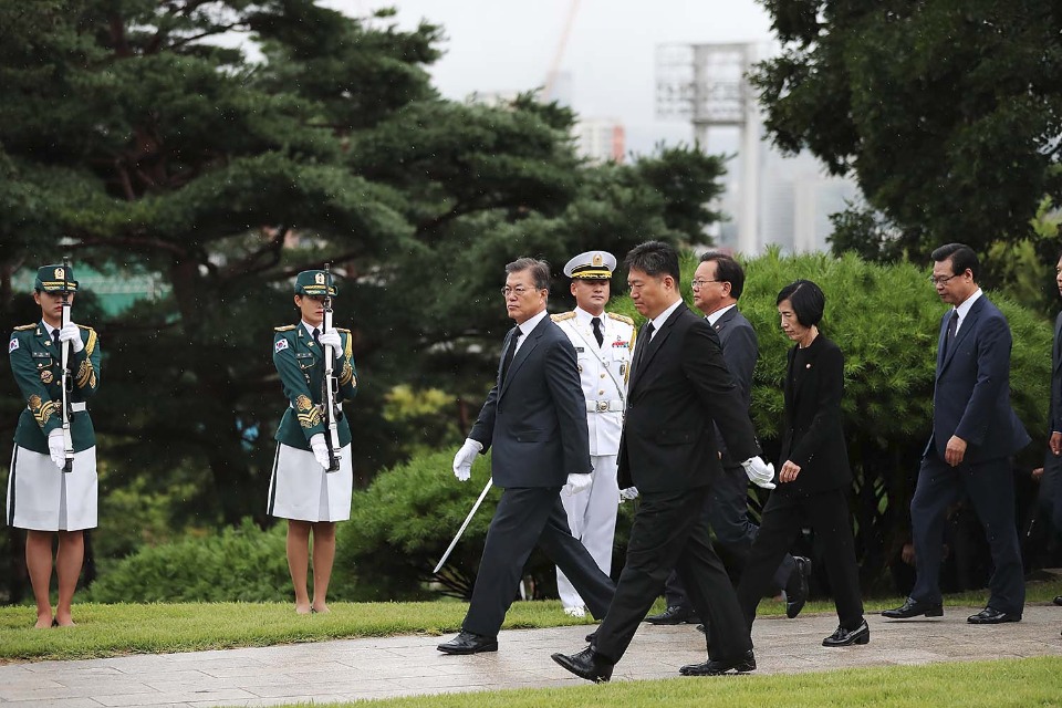 문재인 대통령이 광복절인 8월 15일 오전 서울 용산구 백범 김구 선생의 묘역을 참배하기 위해 발걸음을 옮기고 있다.