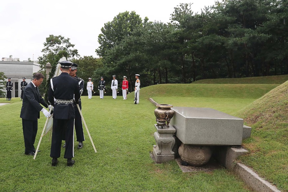 문재인 대통령이 광복절인 8월 15일 오전 서울 용산구 백범 김구 선생의 묘역에 헌화하고 있다.