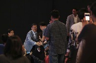 문재인 대통령이 8월 13일 서울 용산 CGV 영화관에서 5.18 민주화운동 당시 현장을 전 세계에 보도한 故 위르겐 힌츠페터의 부인 에델트라우트 브람슈테트 여사(80)와 영화 '택시운전사'를 관람하기 앞서 시민들과 악수를 나누고 있다.