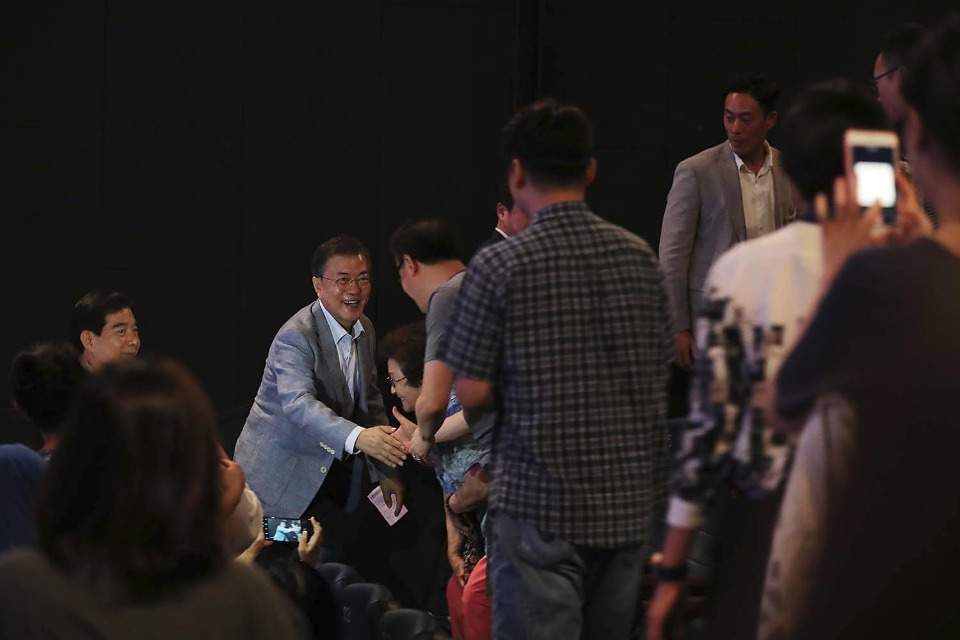 문재인 대통령이 8월 13일 서울 용산 CGV 영화관에서 5.18 민주화운동 당시 현장을 전 세계에 보도한 故 위르겐 힌츠페터의 부인 에델트라우트 브람슈테트 여사(80)와 영화 '택시운전사'를 관람하기 앞서 시민들과 악수를 나누고 있다.